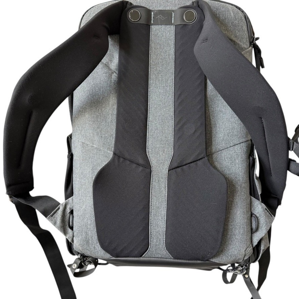 Peak Design Everyday Backpack 30L V2 Unisex Charcoal Gray Camera Travel Bag GUC - Picture 2 of 16